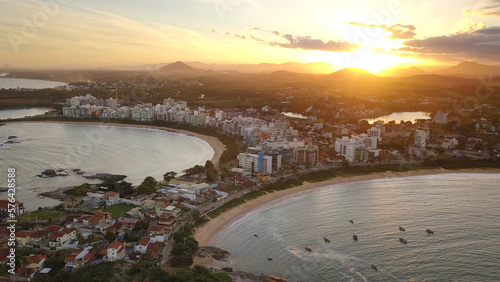 Fim de tarde na Enseada Azul de Guarapari, Espírito Santo, Brasil.



