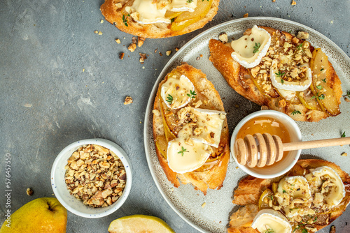 Canvastavla toasts croutons with cheese camembert and pear, honey, walnut, banner, menu, rec