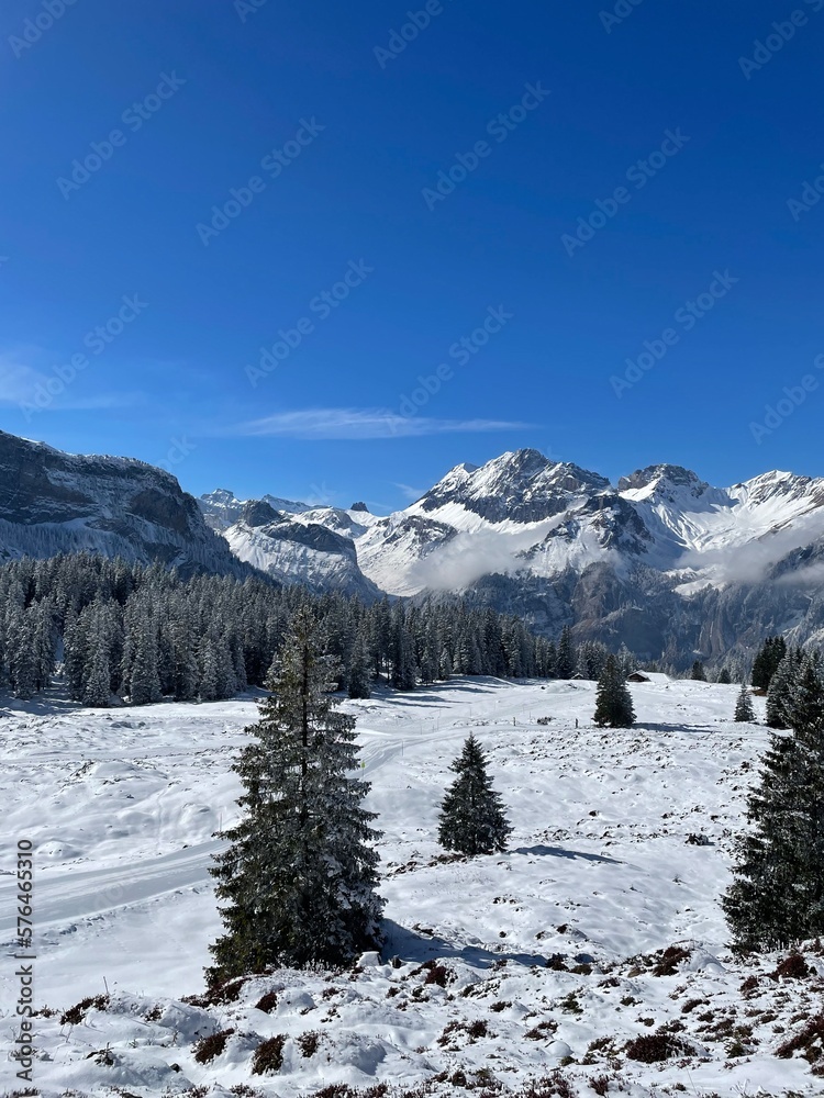 Idylle in den Bergen mit Schnee im Winter bei schönem Wetter