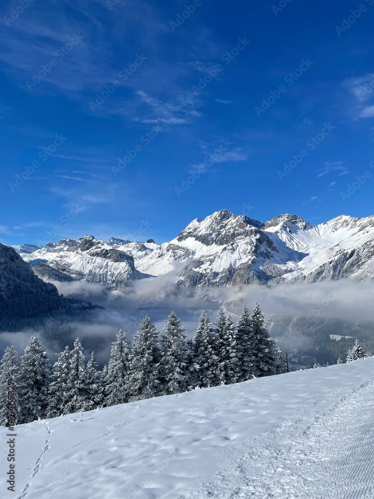 Blick in die Schweizer Bergen mit Schnee im Winter
