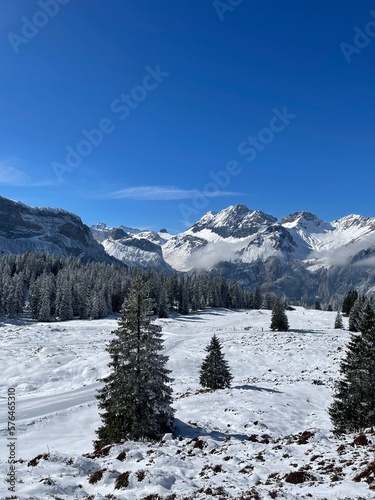 Idylle in den Bergen mit Schnee im Winter bei schönem Wetter