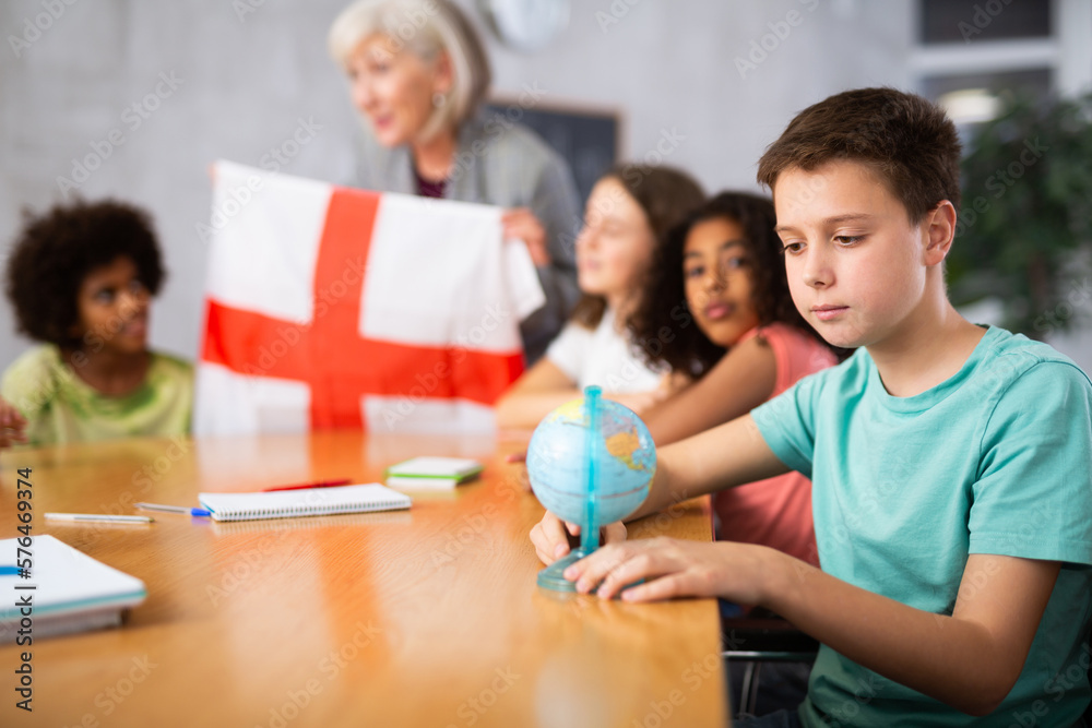 Fototapeta premium Kids learning together about england in geography class