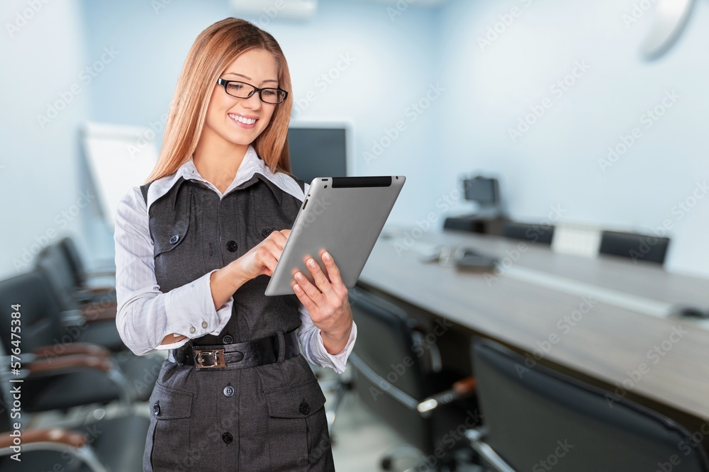 Young smart business woman worker with digital tablet