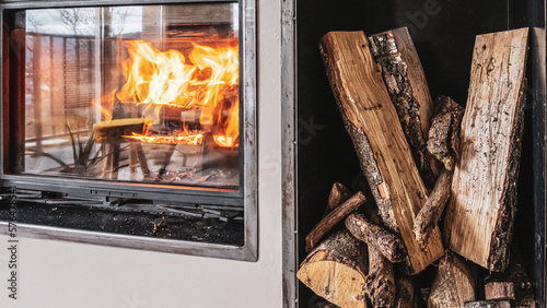 Tableau sur toile Joli feu de cheminée et stock de bûches