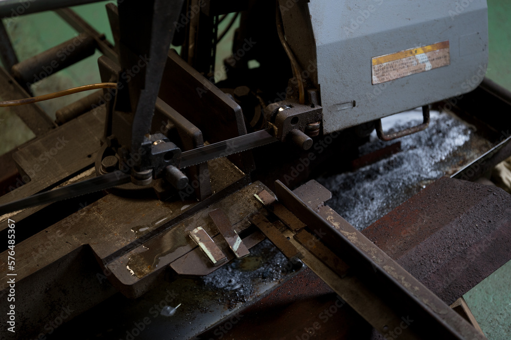 Work that cuts material with a saw
Work that cuts material with a saw
