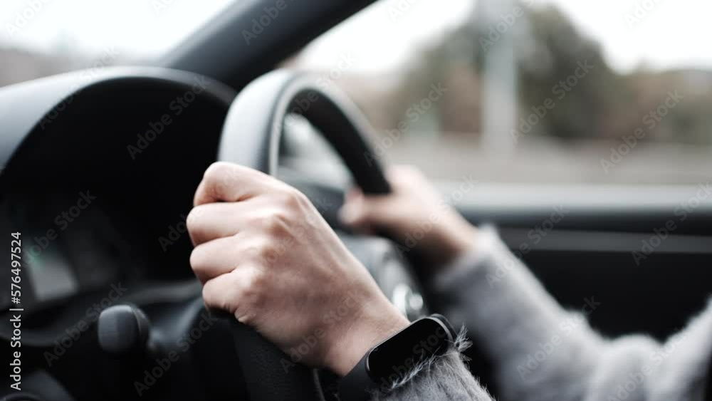 運転する女性の手元 スローモーション