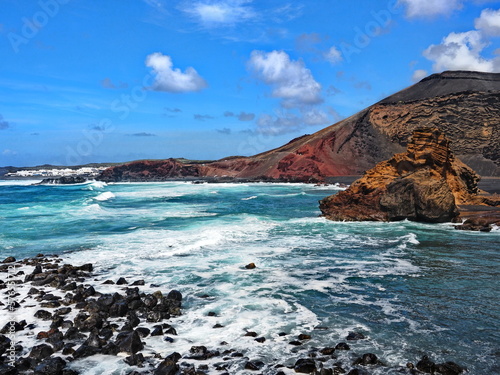 Playa de Montaña Bermeja y los Hervideros en Timanfaya, Lanzarote, Islas Canarias