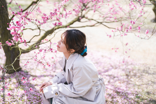 梅の花と女性