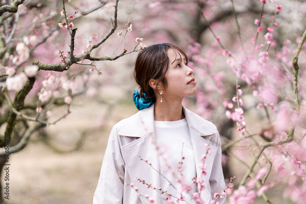 梅の花と女性 梅の花と女性