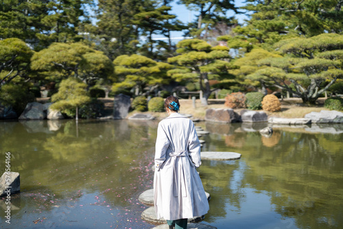 日本庭園を散策する女性 © peach100