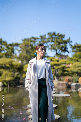 日本庭園を散策する女性