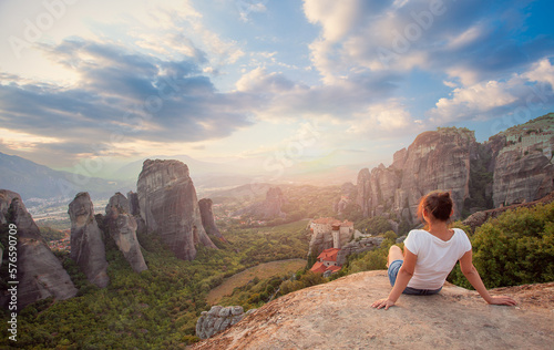 Schilderij op canvas Woman overlooking the rockformations of meteora at sunset