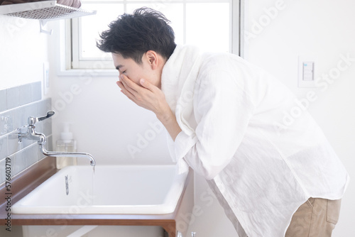 洗面台で顔を洗う男性の様子 アップ 