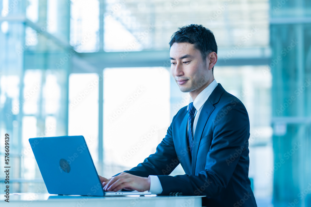 パソコン作業をする日本人男性 パソコン作業をする日本人男性