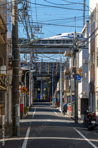 新幹線の見える街角