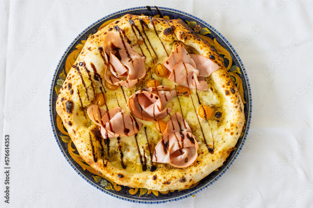 Pizza tradizionale napoletana con pesto di pistacchio, mozzarella ...