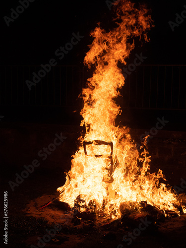 Silla ardiendo en una hoguera