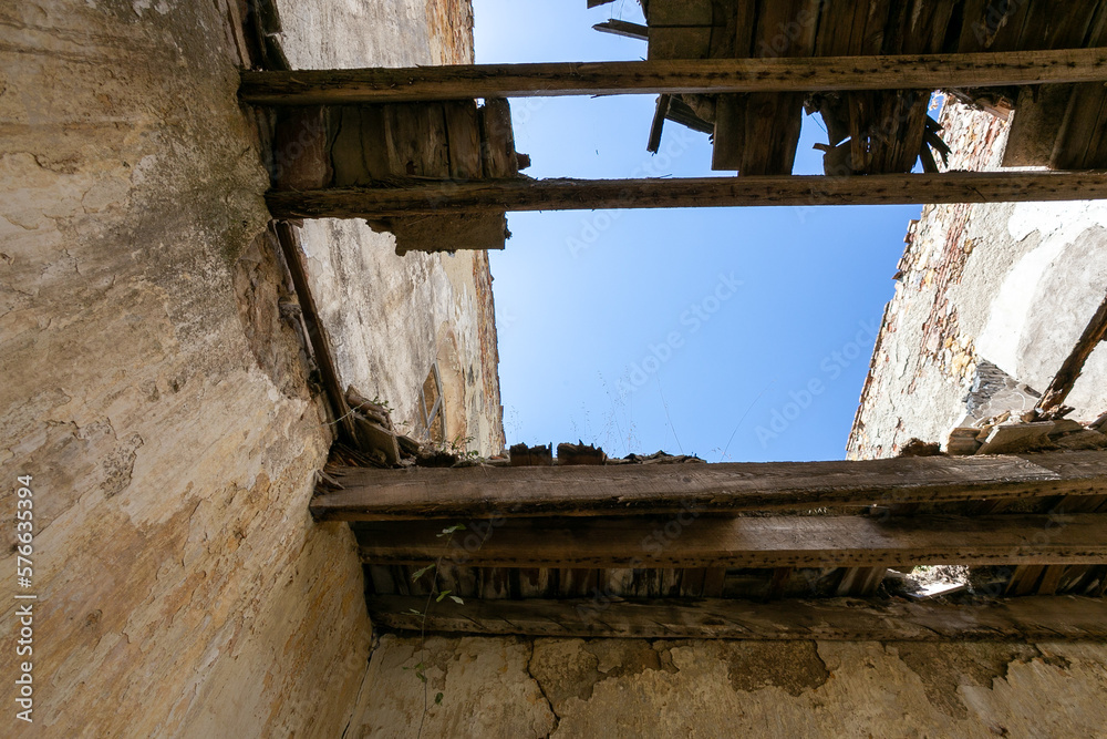 Texto destruido de una casa abandonada en ruinas Texto destruido de una casa abandonada en ruinas