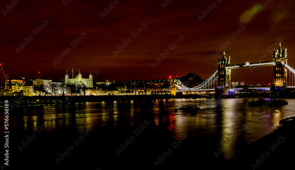 Nächtliches Altstadtpanorama von London über die Themse gesehen
