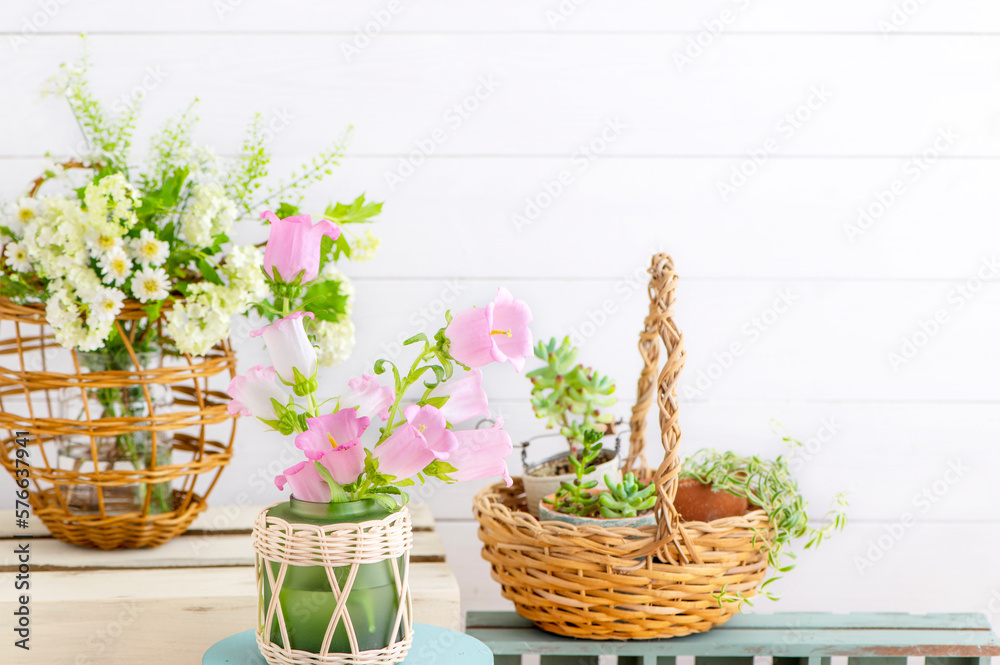 Fototapeta premium ラタンのバスケットと生花 多肉植物