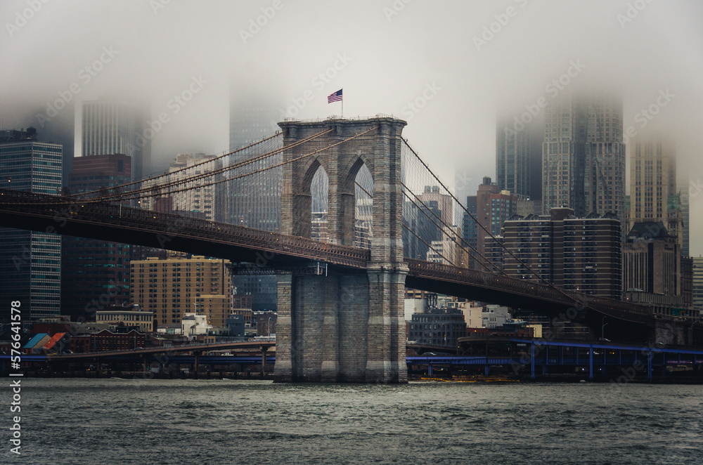 Naklejka premium Brooklyn Bridge on a rainy day.