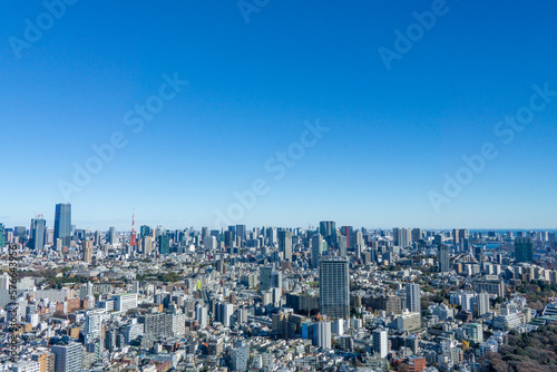 青空と東京の都市風景