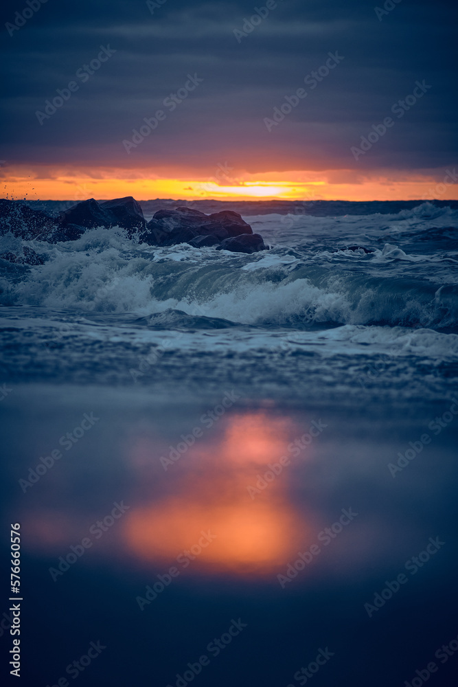 Obraz premium Waves at the danish shore at late sunset. High quality photo