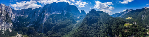 Fotografia Along the mountainous roads of the Val Dogna to the slopes of the Montasio