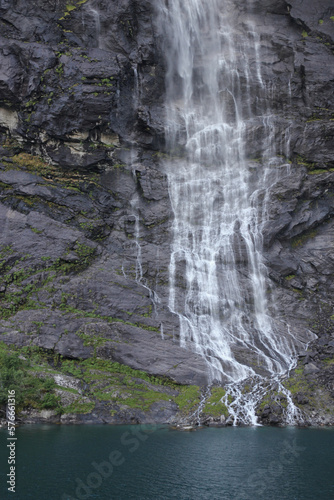hoher Waserfall an einem Fjord in Norwegen photo