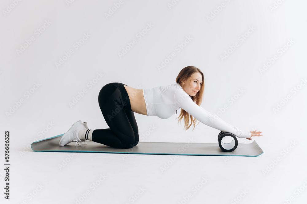 Obraz premium Woman does fitness exercises. The path to health and beauty. Advertising for fitness centers, gyms, individual trainers.