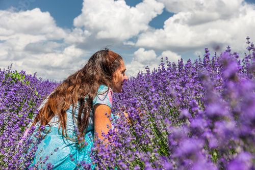 Frau in einem Lavendelfeld im Sommer closeup