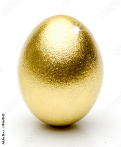 Glänzendes Goldenes Ei isoliert vor weissem Hintergrund