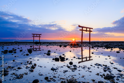 干潮時の大魚神社の海中鳥居と日の出 佐賀県太良町 Undersea torii gate and sunrise at Oouo Shrine at low tide. Saga prefecture Tara town.