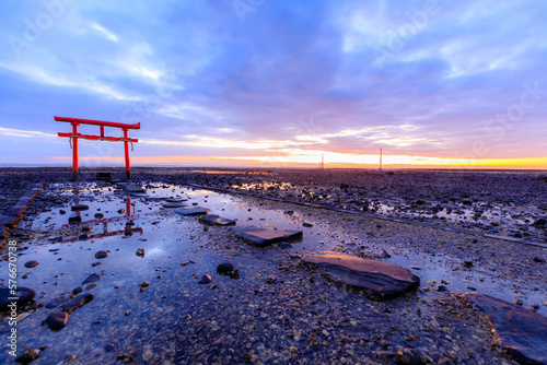 干潮時の大魚神社の海中鳥居と朝焼け 佐賀県太良町 Undersea torii gate and sunrise at Oouo Shrine at low tide. Saga prefecture Tara town.