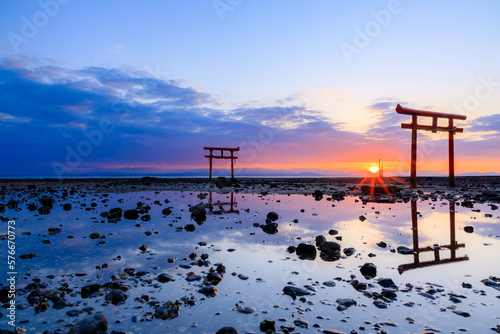 干潮時の大魚神社の海中鳥居と日の出 佐賀県太良町 Undersea torii gate and sunrise at Oouo Shrine at low tide. Saga prefecture Tara town.