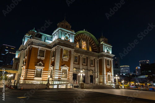 日本　大阪市北区中之島にある夜になってライトアップされた大阪市中央公会堂