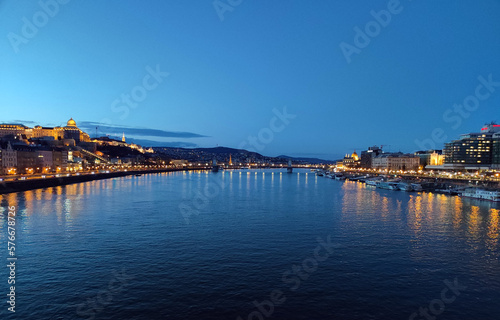Danube river at night in Budapest © Jana