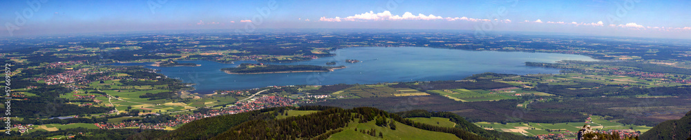 Panoramablick vom Sulten auf den Chiemsee in Bayern