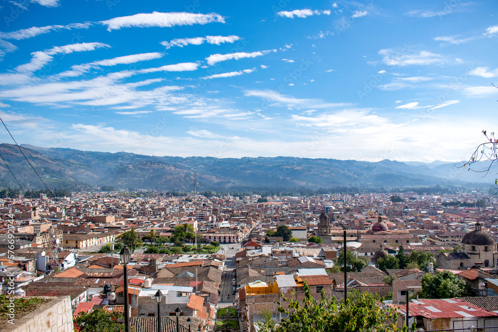 Fototapeta premium Vista de Cajamarca desde el mirador Santa Apolonia admirando el hermoso cielo azul del Eden