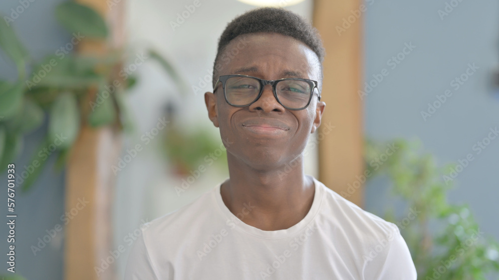 Obraz premium Portrait of Shocked Young African Man