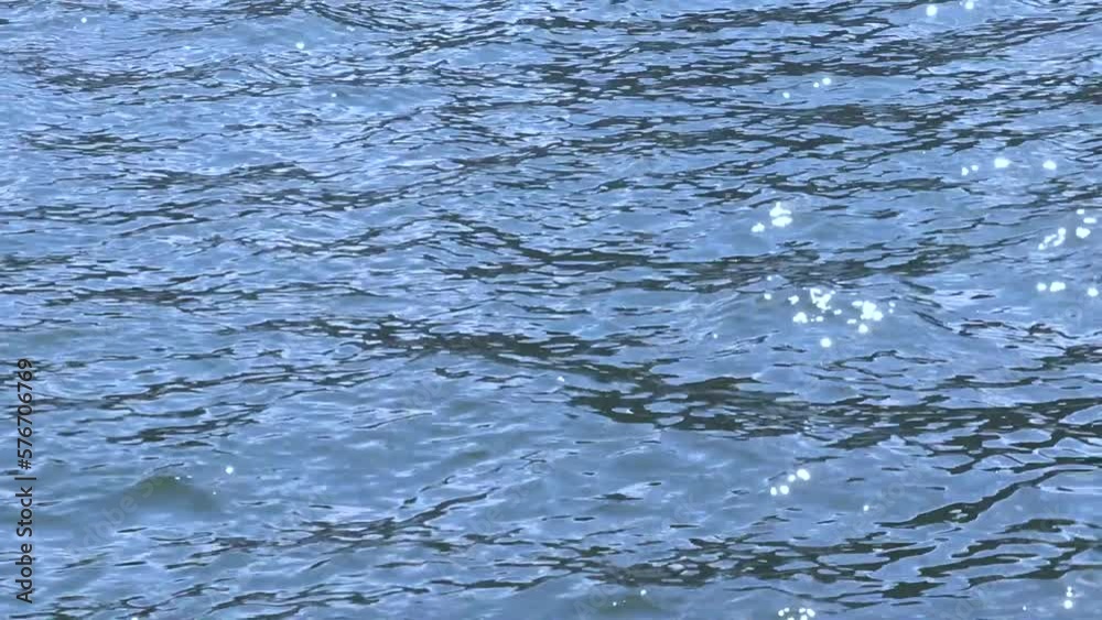 太陽の光を反射して輝く青い水面 太陽の光を反射して輝く青い水面