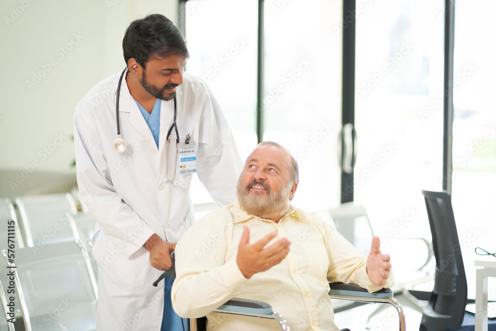 Obraz premium An elderly male patient with high body fat, obesity, sees a doctor at the hospital due to body problems because of a lot of weight.
