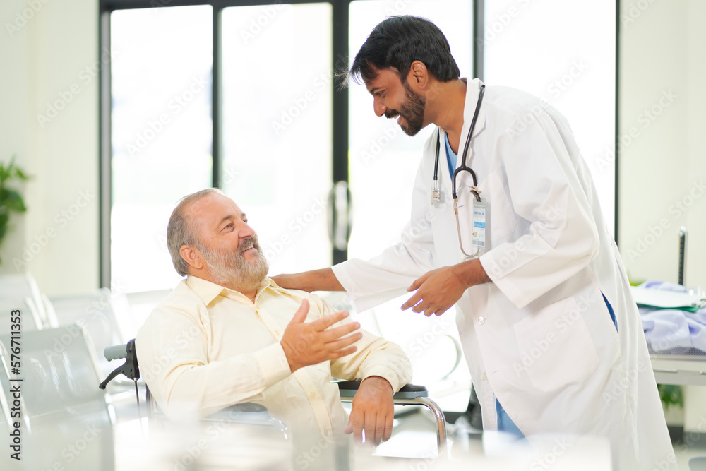 Obraz premium An elderly male patient with high body fat, obesity, sees a doctor at the hospital due to body problems because of a lot of weight.