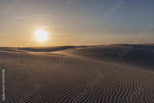 Por do Sol nos Lençóis Maranhenses com sombra nas dunas na região da Lagoa Bonita