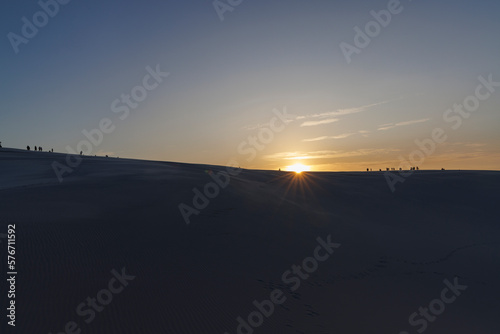 Por do Sol nos Len    is Maranhenses com sombra nas dunas na regi  o da Lagoa Bonita