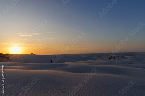 Por do Sol nos Len    is Maranhenses com sombra nas dunas na regi  o da Lagoa Bonita