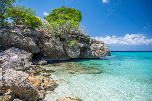 Fototapeta Naklejka Na Ścianę i Meble -  The crystal clear, turquoise ocean, at Grote Knip beach, on the Dutch Caribbean island of Curacao, famous for it's blue water