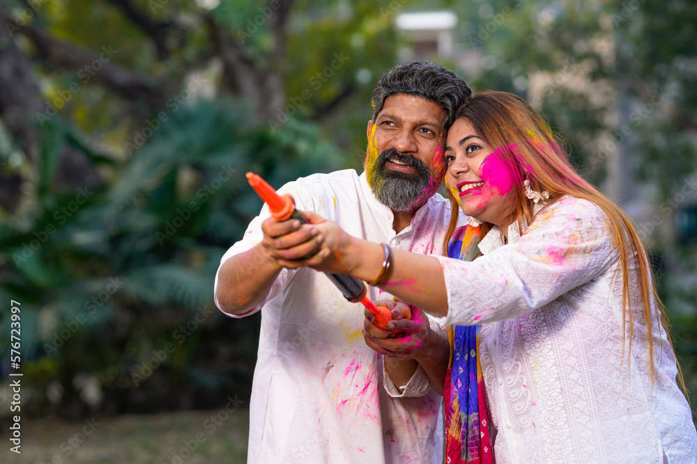 Obraz premium Indian people celebrate holi festival together at park.
