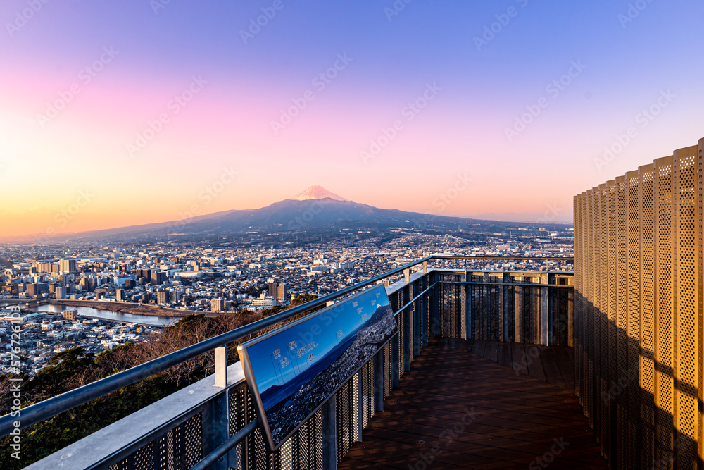 Fototapeta premium 静岡県沼津市にある香貫山山頂の展望台から夕暮れ時の富士山を望む