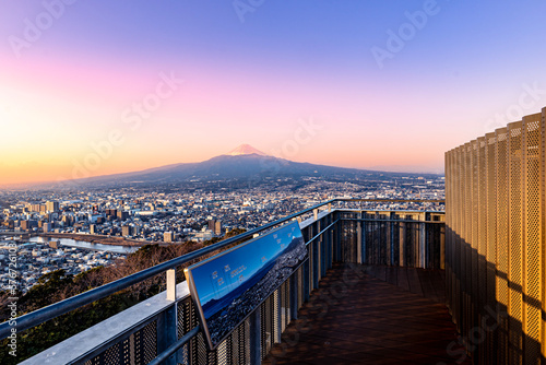 静岡県沼津市にある香貫山山頂の展望台から夕暮れ時の富士山を望む © jpimage